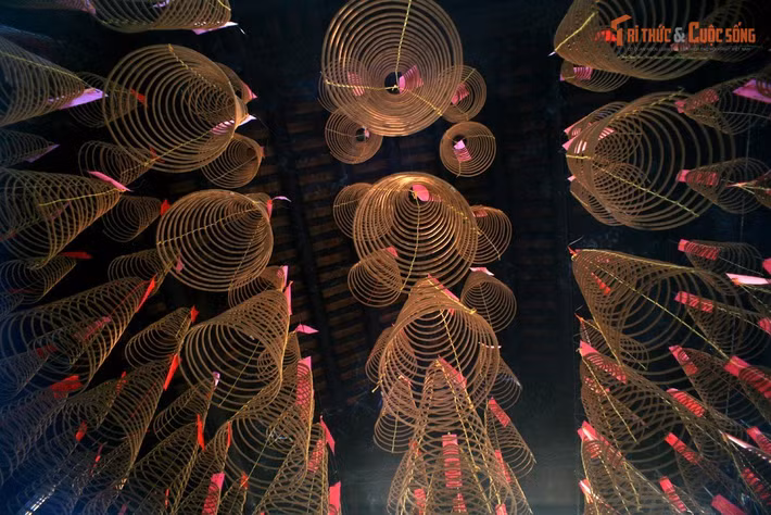 Hàng trăm vòng nhang khổng lồ treo suốt năm. Các vòng nhang lớn được treo trong điện chính, mỗi vòng có thể cháy từ vài ngày đến vài tuần, mang ý nghĩa cầu bình an.