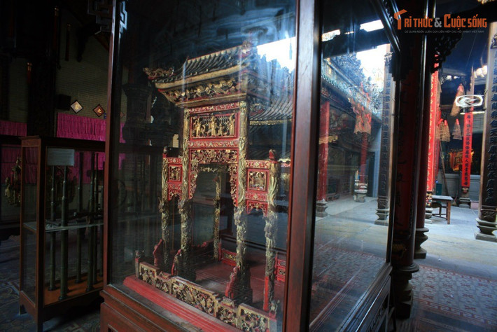 Nhiều hiện vật cổ được bảo tồn tốt. Chuông, lư hương đồng, bia đá, tượng gỗ và nhiều vật phẩm khác có tuổi đời hàng trăm năm được gìn giữ trong chùa, phản ánh lịch sử định cư lâu dài của người Hoa ở Sài Gòn.