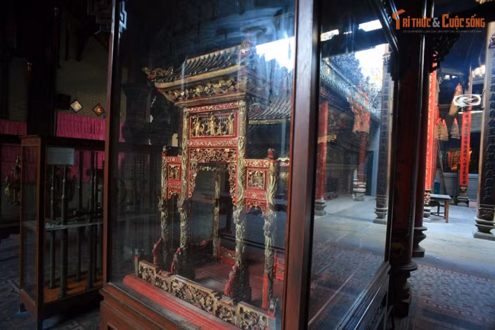 Nhiều hiện vật cổ được bảo tồn tốt. Chuông, lư hương đồng, bia đá, tượng gỗ và nhiều vật phẩm khác có tuổi đời hàng trăm năm được gìn giữ trong chùa, phản ánh lịch sử định cư lâu dài của người Hoa ở Sài Gòn.