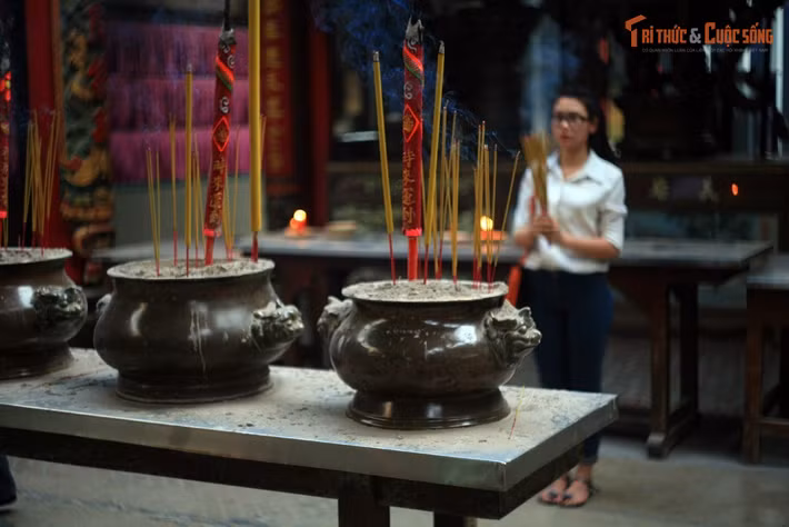 Nét văn hóa hòa trộn Việt – Hoa. Dù là chùa của người Hoa, nhiều nghi thức thờ cúng đã dung hòa với phong tục Việt, tạo nên bản sắc độc đáo.