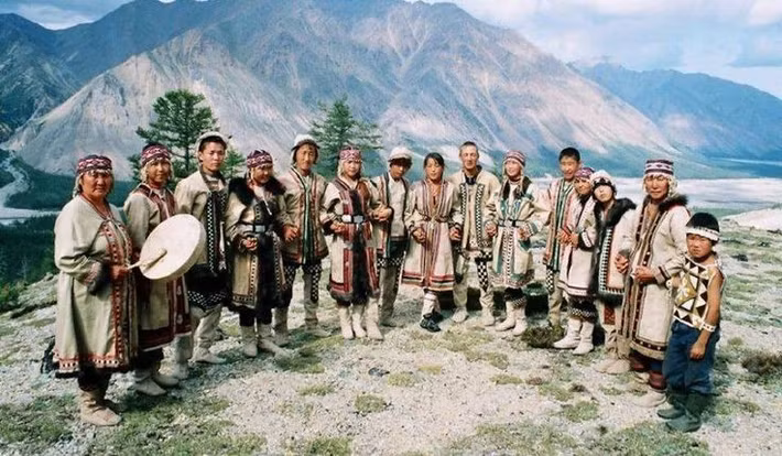  Nghề săn bắn và đánh cá truyền thống. Bên cạnh chăn nuôi, người Evenki duy trì kỹ năng săn nai sừng tấm, thú lấy lông và đánh cá trên sông hồ đóng băng. Những kỹ năng này được truyền lại qua nhiều thế hệ. Ảnh: Pinterest.