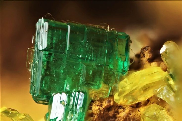  Dễ mất nước theo thời gian. Torbernite có thể mất nước và chuyển thành khoáng vật khác như metatorbernite khi tiếp xúc lâu với không khí khô. Ảnh: Pinterest.