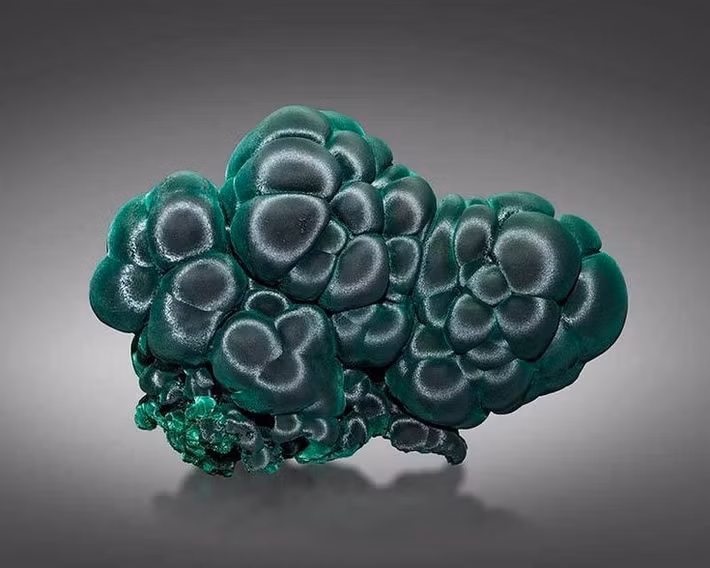  Là quặng đồng quan trọng. Malachite thường hình thành trong các mỏ đồng, và từ thời cổ xưa đã được khai thác như nguồn cung cấp kim loại đồng. Ảnh: Pinterest.