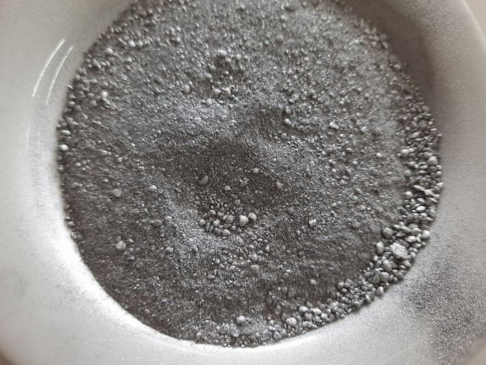  Nhôm cháy được. Bột nhôm rất dễ cháy, giải phóng năng lượng lớn trong phản ứng nhiệt nhôm. Ảnh: Pinterest.