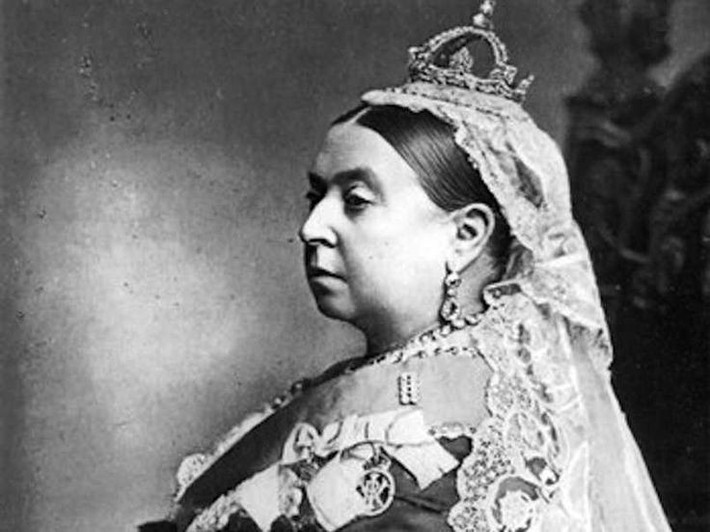  Nữ hoàng Victoria lên ngôi khi mới 18 tuổi. Bà được tôn làm nữ hoàng năm 1837, trở thành biểu tượng cho thời kỳ hưng thịnh của Đế quốc Anh. Ảnh: Pinterest.