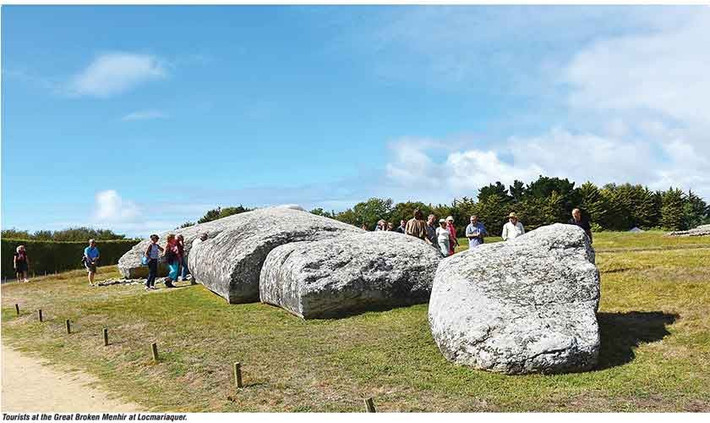  6. Liên hệ với các khu cự thạch khác. Locmariaquer nằm gần Carnac – nơi tập trung hàng nghìn cột đá đứng – cho thấy khu vực Bretagne từng là trung tâm văn hóa cự thạch quan trọng. Ảnh: thenews.com.pk.