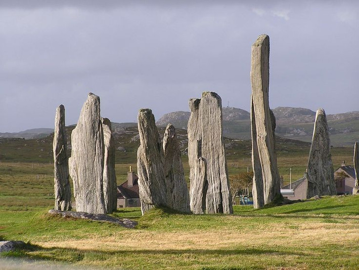  Niên đại hơn 5.000 năm. Vòng đá Callanish được dựng vào khoảng 2900–2600 TCN, cùng thời kỳ với các công trình nổi tiếng như Stonehenge. Ảnh: Pinterest.
