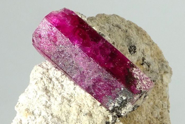  Tên gọi dễ gây nhầm lẫn. Tên “bixbite” dễ bị lẫn với “bixbyite” – một khoáng vật mangan khác, vì vậy hiện nay giới khoa học ưu tiên dùng tên “red beryl”. Ảnh: Pinterest.