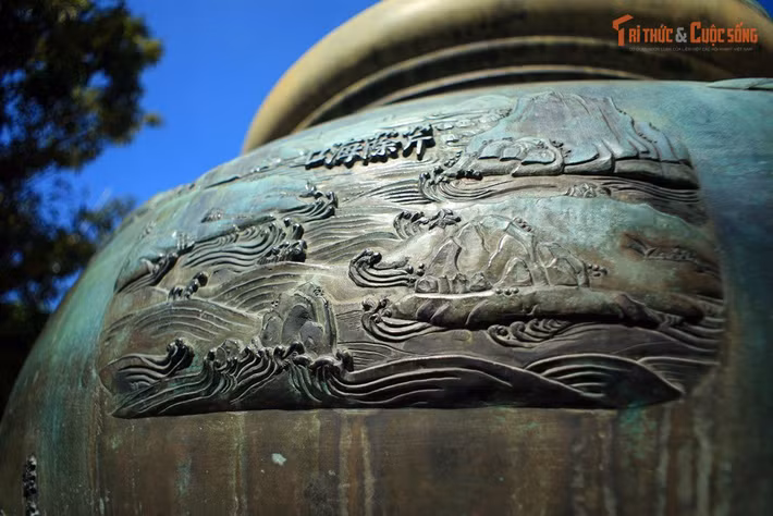 Mỗi đỉnh có hàng chục hình chạm nổi tinh xảo. Mỗi chiếc đỉnh được trang trí bằng 17 hình đúc nổi cùng một bài minh bằng chữ Hán. Các hình ảnh được lựa chọn cẩn thận để thể hiện các yếu tố tiêu biểu của lãnh thổ và đời sống Việt Nam thời bấy giờ.