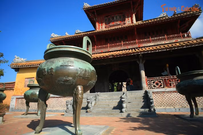 Hầu như chưa từng bị di dời hay sửa chữa. Từ khi hoàn thành đến nay, Cửu Đỉnh vẫn tồn tại gần như nguyên vẹn tại vị trí ban đầu trước Thế Tổ Miếu. Đây là một trong những bộ hiện vật kim loại cổ hiếm hoi ở Việt Nam còn giữ được tính nguyên gốc cao như vậy.