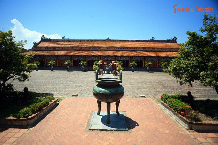 Biểu tượng quyền lực và sự trường tồn của triều Nguyễn. Việc đúc Cửu Đỉnh không chỉ là một công trình nghệ thuật mà còn mang ý nghĩa chính trị. Bộ đỉnh tượng trưng cho sức mạnh, sự ổn định và khát vọng trường tồn của vương triều Nguyễn trong lịch sử Việt Nam.