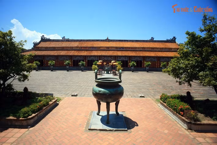 Biểu tượng quyền lực và sự trường tồn của triều Nguyễn. Việc đúc Cửu Đỉnh không chỉ là một công trình nghệ thuật mà còn mang ý nghĩa chính trị. Bộ đỉnh tượng trưng cho sức mạnh, sự ổn định và khát vọng trường tồn của vương triều Nguyễn trong lịch sử Việt Nam.