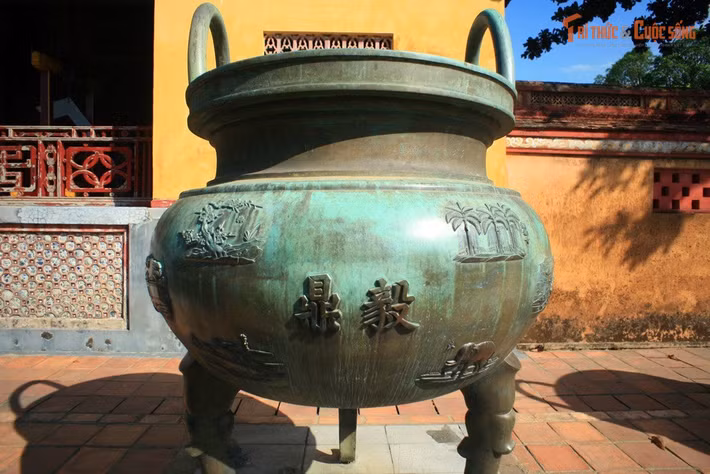 Được công nhận là di sản tư liệu quốc tế. Năm 2024, các bản đúc nổi trên Cửu Đỉnh ở Hoàng cung Huế đã được ghi danh vào Chương trình “Ký ức thế giới” khu vực châu Á – Thái Bình Dương của UNESCO, khẳng định giá trị đặc biệt của bộ hiện vật này đối với lịch sử và văn hóa nhân loại.