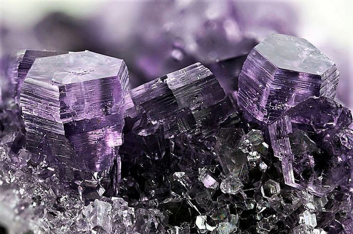  Liên kết hóa học tạo nên góc cạnh chuẩn xác. Các liên kết giữa nguyên tử có độ dài và góc cố định, khiến tinh thể phát triển theo những mặt phẳng và góc cạnh rất đều đặn. Ảnh: Pinterest.