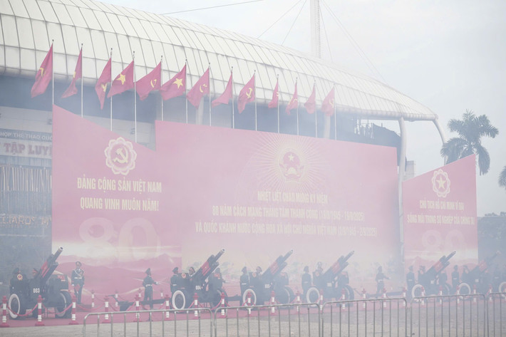 6h45, 15 cỗ đại bác đồng loạt khai hỏa, mở màn cho Lễ diễu binh, diễu hành trọng thể kỷ niệm 80 năm Quốc khánh 2/9.