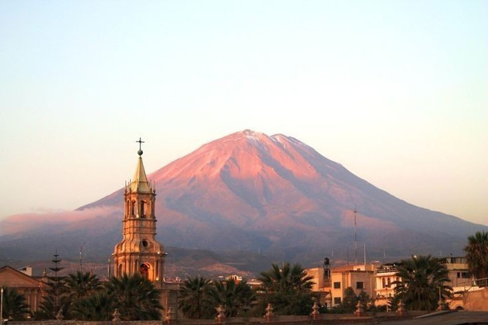  Độ cao đáng kể so với mực nước biển. Thành phố nằm ở độ cao khoảng 2.300 mét, khiến khí hậu mát mẻ quanh năm. Du khách thường cần thời gian thích nghi với không khí loãng của vùng cao nguyên Andes. Ảnh: Pinterest.