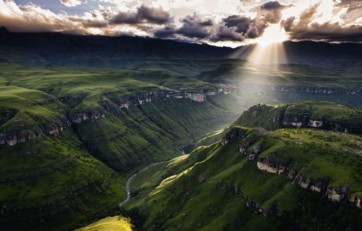  Là nguồn nước chính của Nam Phi và Lesotho. Các con sông lớn như Tugela bắt nguồn từ đây. Ảnh: Pinterest.