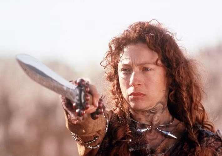  Boudica được cho là đã uống thuốc độc để tránh bị bắt sau khi thua trận. Nhiều bản ghi cổ ủng hộ giả thuyết này. Ảnh: Pinterest.