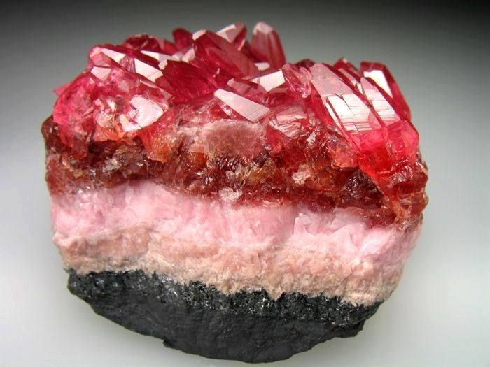  3. Được mệnh danh là “hồng ngọc Inca”. Người Inca cổ đại xem Rhodochrosite như đá thiêng, tin rằng đó là máu hóa thạch của các vị vua. Ảnh: Pinterest.