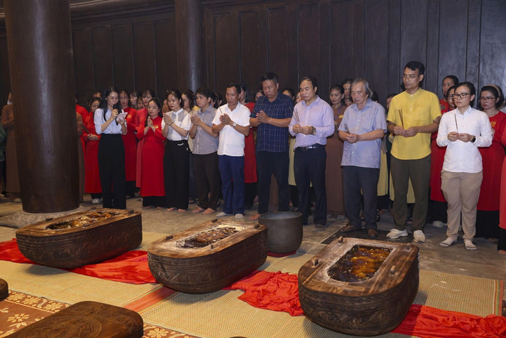 Hiện bộ xương “Chiến binh Tràng An” 12.000 năm tuổi được bảo quản trong quách gỗ nguyên khối, phủ nhựa thông để bảo quản lâu dài và đặt tại Điện Tam Thể (chùa Bái Đính). Theo kế hoạch đến tháng 2/2026 “Chiến binh Tràng An” sẽ được an vị tại Đàn Kính thiên. Ảnh: Báo Tiền Phong.