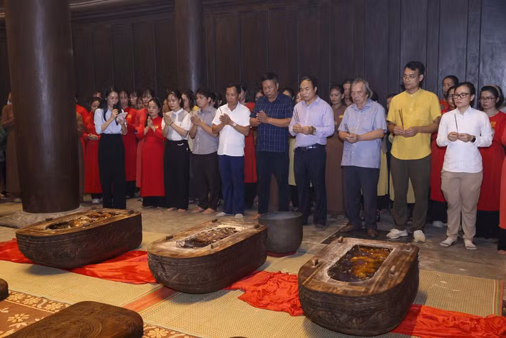 Hiện bộ xương “Chiến binh Tràng An” 12.000 năm tuổi được bảo quản trong quách gỗ nguyên khối, phủ nhựa thông để bảo quản lâu dài và đặt tại Điện Tam Thể (chùa Bái Đính). Theo kế hoạch đến tháng 2/2026 “Chiến binh Tràng An” sẽ được an vị tại Đàn Kính thiên. Ảnh: Báo Tiền Phong.