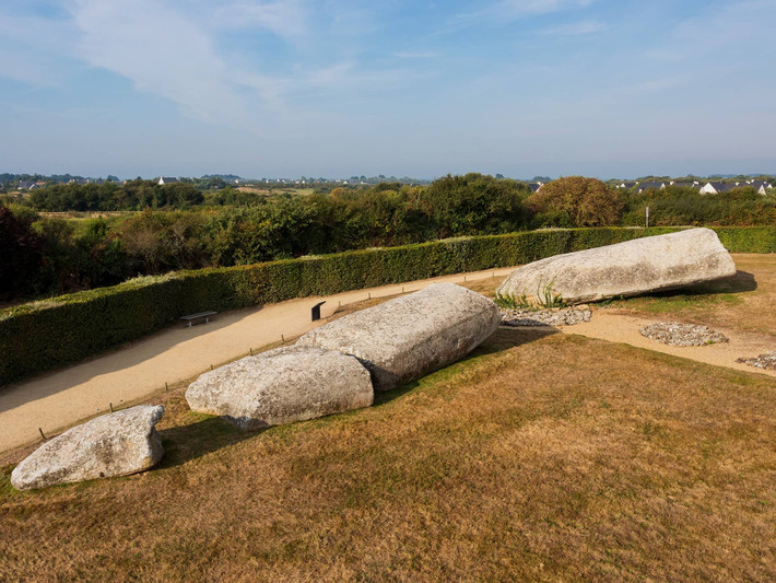 7. Bí ẩn về kỹ thuật xây dựng. Cách người cổ đại vận chuyển và dựng những khối đá nặng hàng trăm tấn vẫn là điều chưa có lời giải chắc chắn. Ảnh: megalithes-morbihan.fr.