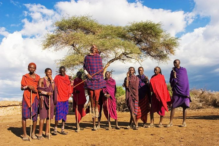  Cộng đồng Maasai gắn bó chặt chẽ với khu vực. Người Maasai sống xung quanh công viên, duy trì lối sống truyền thống song song với hoạt động bảo tồn. Ảnh: Pinterest.