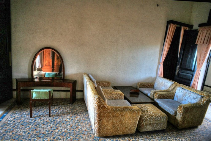 Từng là nơi nghỉ của nhiều đời thống đốc và tổng thống. Không chỉ thời Pháp, Bạch Dinh còn được các đời lãnh đạo chế độ Sài Gòn trước 1975 sử dụng làm nơi nghỉ mát.