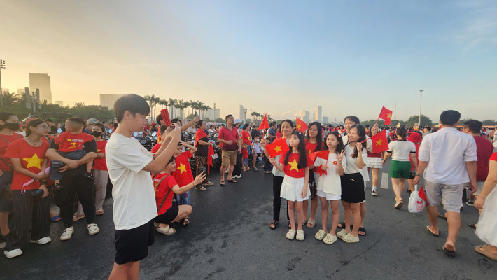 Một gia đình tranh thủ chụp ảnh kỷ niệm trong khi chờ đợi.