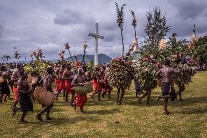  Từng chịu ảnh hưởng của thực dân Đức. Cuối thế kỷ 19, khu vực này trở thành một phần của New Guinea thuộc Đức. Ảnh hưởng thuộc địa để lại dấu ấn trong kinh tế, tôn giáo và cơ cấu hành chính của cộng đồng Tolai. Ảnh: hakaimagazine.com.