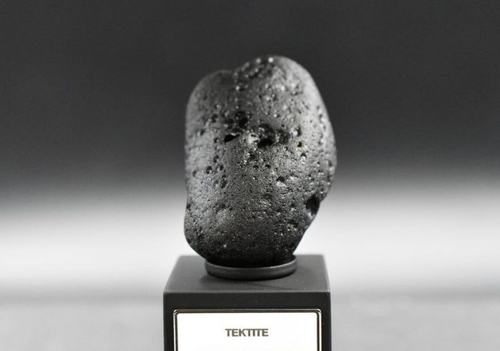  Liên hệ với văn hóa cổ đại. Một số nền văn minh từng sử dụng Tektite làm bùa hộ mệnh, công cụ hoặc đồ trang sức do hình dáng và nguồn gốc bí ẩn của chúng. Ảnh: Pinterest.