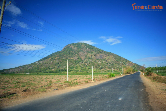 Truyền thuyết dân gian về kho báu ẩn giấu. Trong dân gian, nhiều câu chuyện kể rằng vùng núi này từng là nơi cất giấu vàng bạc hoặc của cải từ thời loạn lạc, tạo nên sức hút huyền bí kéo dài qua nhiều thế hệ.