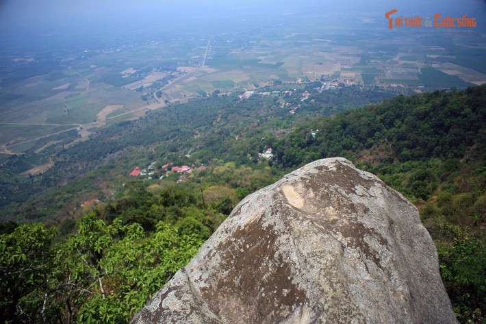 Ranh giới giữa huyền thoại và thực tế. Dù chưa có bằng chứng cụ thể, chính sự mơ hồ giữa lịch sử, tín ngưỡng và truyền thuyết khiến Núi Bà Đen trở thành một trong những địa điểm “bí ẩn” nổi bật ở Việt Nam.
