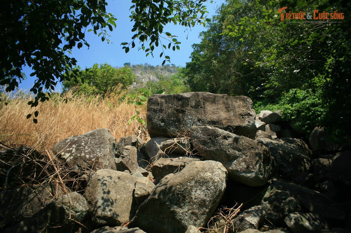 Gắn với nhiều thời kỳ chiến tranh và biến động. Do địa hình hiểm trở, Núi Bà Đen từng là căn cứ của các lực lượng vũ trang trong nhiều giai đoạn lịch sử, bối cảnh cho nhiều giả thuyết về việc chôn giấu tài sản hoặc vũ khí.