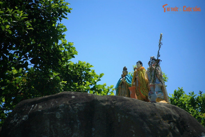 Vai trò của truyền thuyết trong văn hóa địa phương. Những câu chuyện về kho báu góp phần làm tăng tính linh thiêng và hấp dẫn của ngọn núi, thu hút du khách và người hành hương qua nhiều thế hệ.