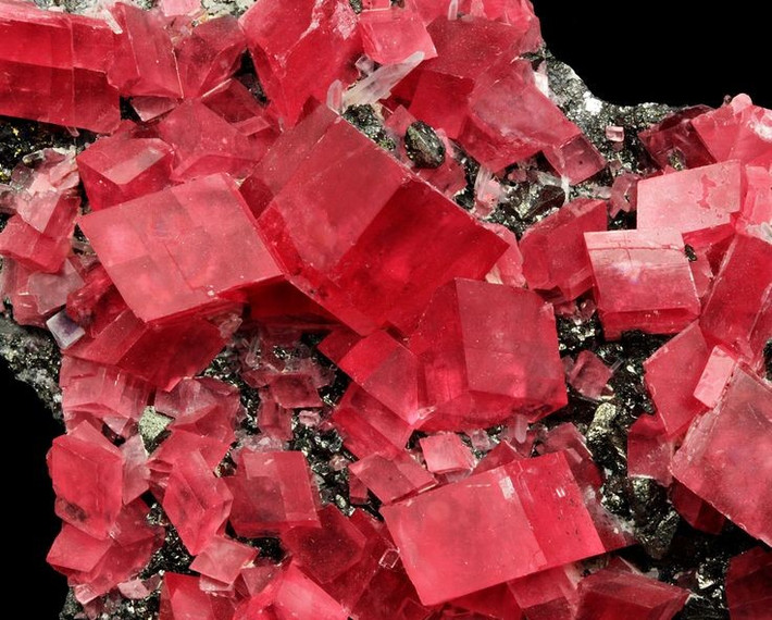  6. Tinh thể đẹp và hiếm. Các mẫu tinh thể Rhodochrosite trong suốt, sắc đỏ đậm, có hình dạng khối lập phương rất quý hiếm và giá trị cao. Ảnh: Pinterest.