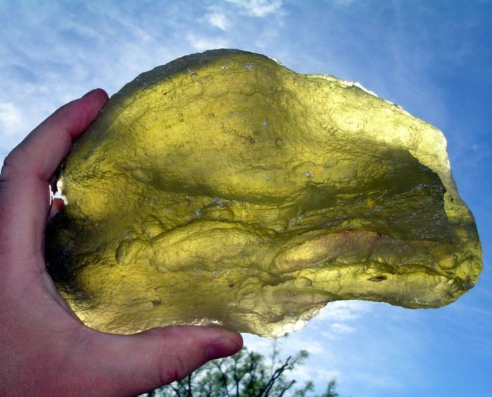  Màu sắc đặc trưng. Phần lớn Tektite có màu đen hoặc xanh đậm, nhưng cũng có biến thể hiếm màu vàng nhạt hay nâu trong suốt. Ảnh: Pinterest.