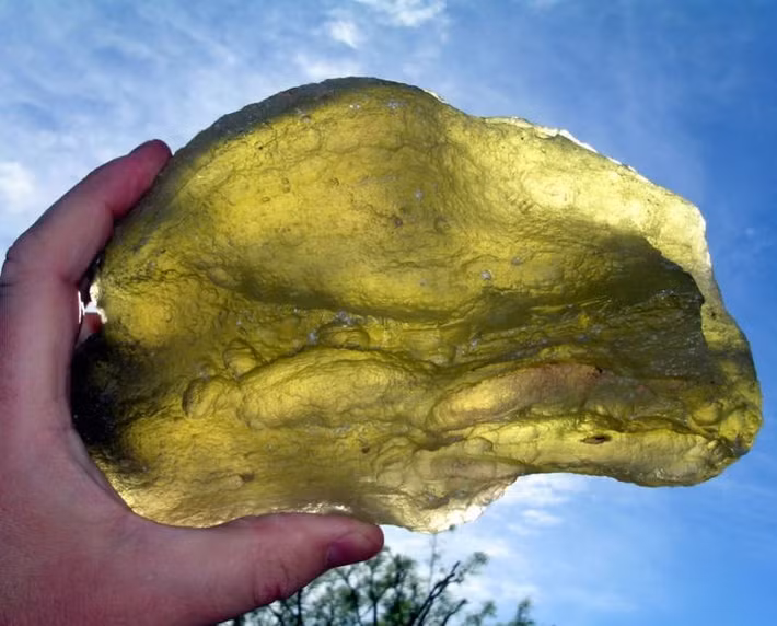  Màu sắc đặc trưng. Phần lớn Tektite có màu đen hoặc xanh đậm, nhưng cũng có biến thể hiếm màu vàng nhạt hay nâu trong suốt. Ảnh: Pinterest.