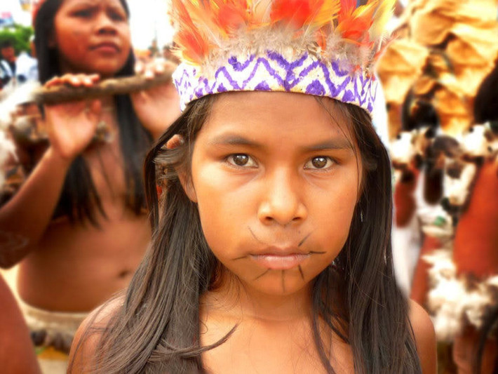  Những nỗ lực bảo tồn văn hóa trong thời hiện đại. Ngày nay, người Ticuna chủ động tham gia giáo dục song ngữ, bảo tồn tri thức truyền thống và đấu tranh cho quyền đất đai nhằm gìn giữ bản sắc giữa áp lực toàn cầu hóa. Ảnh: almapreta.com.br.