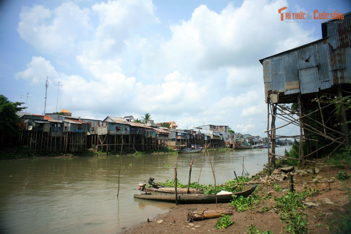Công trình được đào gần như hoàn toàn bằng sức người. Hàng vạn dân công cùng tham gia đào kênh trong điều kiện cực kỳ gian khổ.