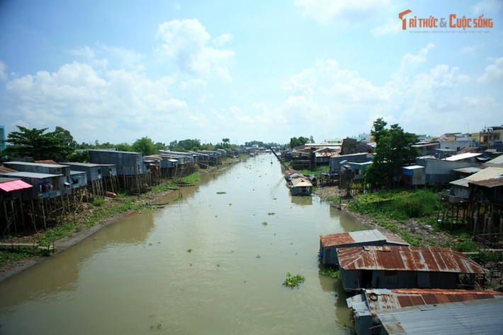 Kênh Vĩnh Tế dài hơn 87 km nối Châu Đốc và Hà Tiên. Con kênh chạy dọc biên giới, giữ vai trò giao thông, thủy lợi và phòng thủ quan trọng suốt hai thế kỷ.