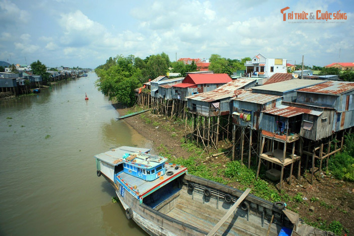 Nhiều di tích liên quan đến Thoại Ngọc Hầu - vị tướng chịu trách nhiệm xây dựng kênh Vĩnh Tế - nằm dọc tuyến kênh. Miếu, bia đá và chùa cổ vẫn còn tồn tại, gắn liền với công cuộc khai hoang.
