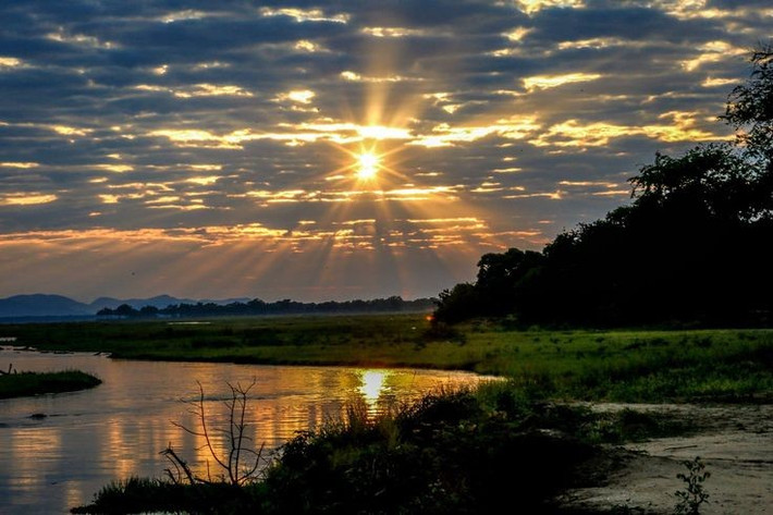  Tên gọi bắt nguồn từ những “hồ nước của thần linh”. “Mana” trong ngôn ngữ địa phương nghĩa là bốn, chỉ bốn hồ nước lớn hình thành từ các nhánh sông Zambezi, nuôi sống hệ sinh thái quanh năm. Ảnh: Pinterest.