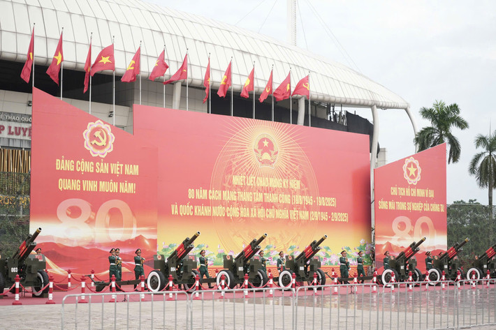 Các chiến sĩ bước vào vị trí, chuẩn bị điểm hỏa.