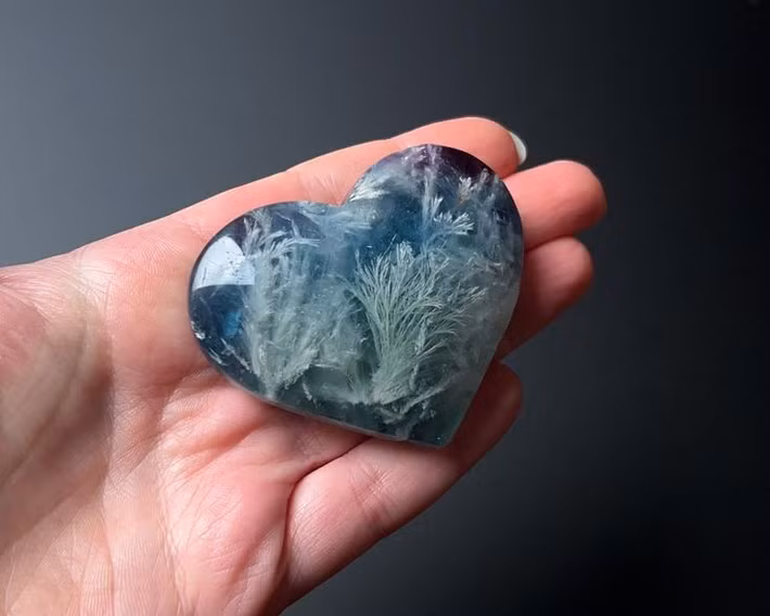  8. Được yêu thích trong phong thủy. Fluorite thường được tin là mang lại sự tập trung tinh thần và khả năng cân bằng năng lượng. Ảnh: Pinterest.