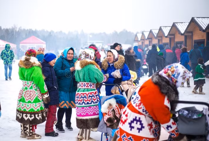 Trang phục phản ánh môi trường lạnh giá. Quần áo truyền thống của người Mansi thường làm từ da thú và lông, được trang trí hoa văn hình học, vừa giữ ấm vừa thể hiện bản sắc tộc người. Ảnh: dreamstime.com.
