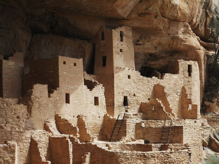  Kiến trúc làng đá nhiều tầng. Nhà ở truyền thống của người Hopi được xây bằng đá và bùn, xếp tầng trên các vách mesa. Ảnh: Pinterest.
