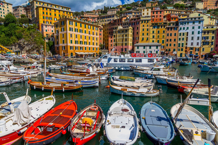  Không khuyến khích xe hơi. Phần lớn các làng hạn chế xe cơ giới; du khách thường di chuyển bằng tàu hỏa, thuyền hoặc đi bộ. Điều này giúp giữ gìn bầu không khí yên bình và giảm tác động môi trường. Ảnh: Pinterest.