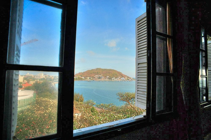 Là điểm ngắm biển đẹp bậc nhất Vũng Tàu. Từ các ban công và ô cửa của Bạch Dinh có thể phóng tầm mắt ra toàn bộ Bãi Trước, cảng biển và đường ven núi rất nên thơ.