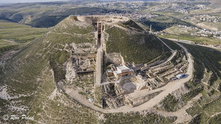  Là nơi an táng của chính vua Herod. Năm 2007, các nhà khảo cổ xác nhận đã tìm thấy lăng mộ của Herod tại Herodium, đúng như mô tả của sử gia cổ Josephus. Ảnh: ytimg.com.